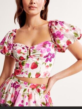 Abercrombie & Fitch sweetheart neckline Strawberry Floral Puff-Sleeve Crop Top